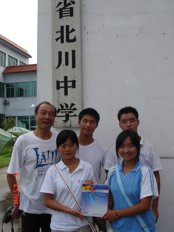 志愿者胡向云老師和北川中學(xué)的學(xué)生